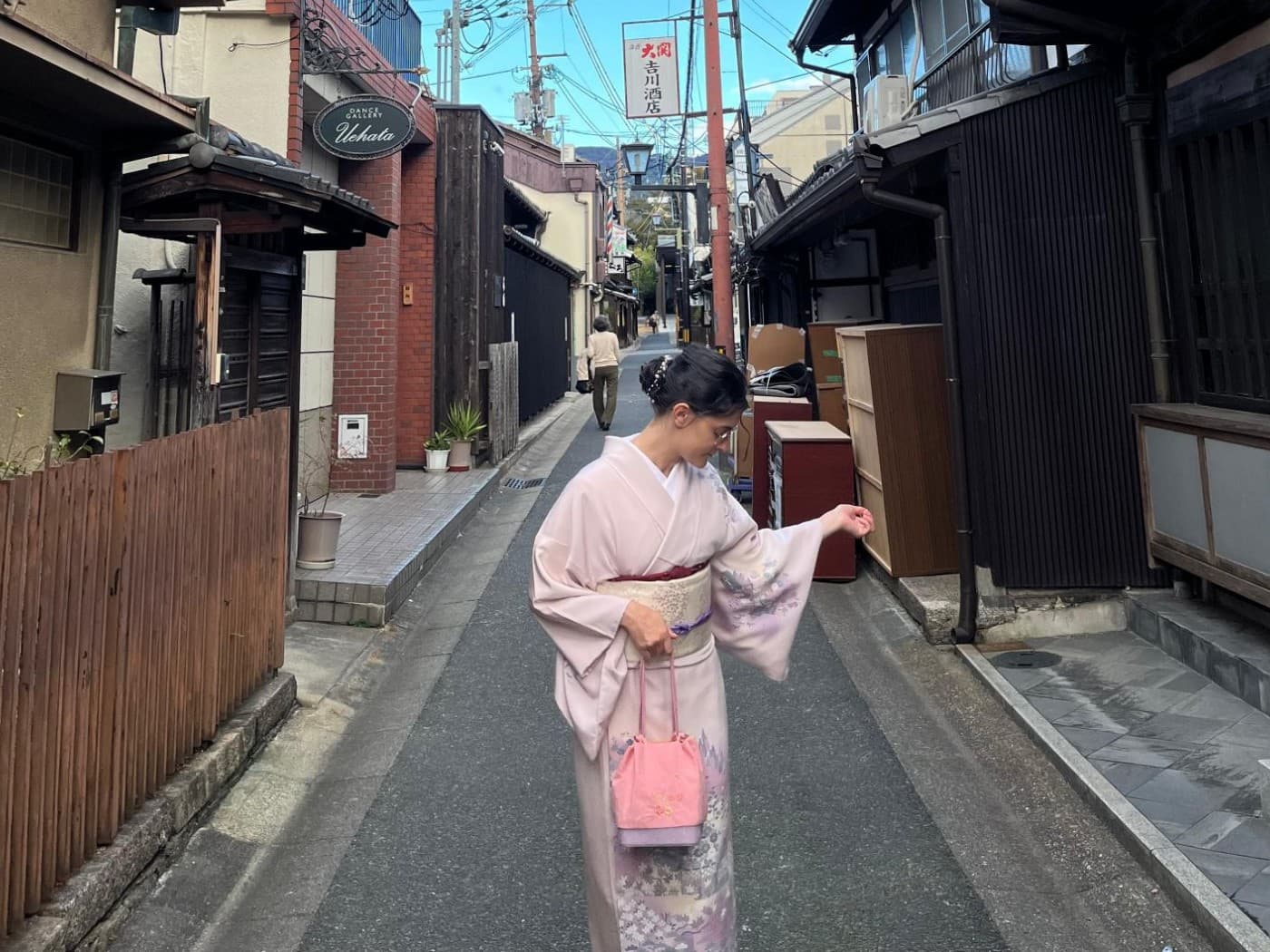 Léa wearing a kimono in a Japanese alley