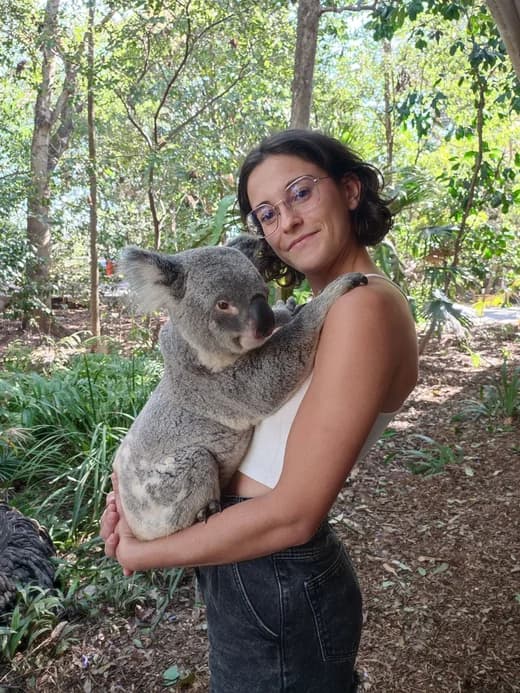 Léa holding a koala in Australia