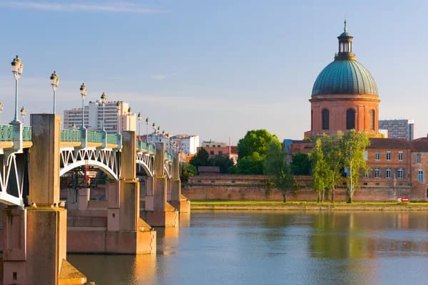 The Pont Saint-Pierre and the Grave dome in Toulouse